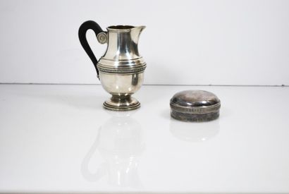 null Ensemble de deux pièces en métal argenté comprenant : 


- un pot à lait. H....