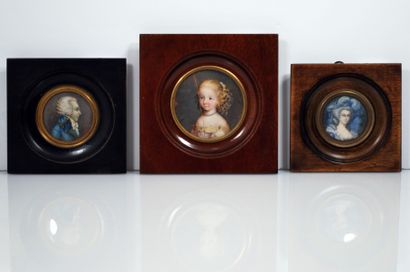 null Ensemble de trois miniatures rondes figurant un portrait d’élégante au chapeau,...