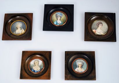 null Ensemble de cinq miniatures rondes figurant des portraits de femmes, signées...