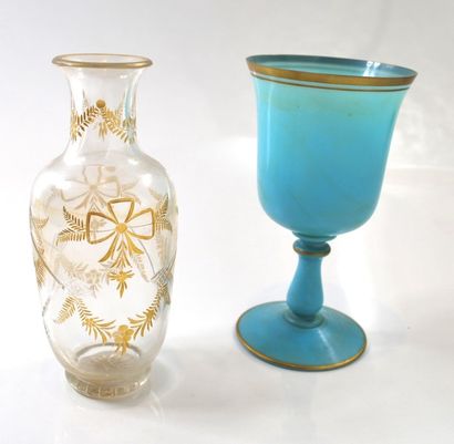 null Ensemble de deux verreries comprenant : 


- Un vase balustre à décor incisé...