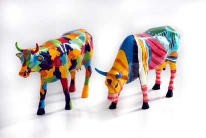 null Deux vaches en résine colorée "Cow Parade"