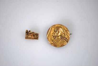 null Une broche en métal doré figurant Jeanne d'Arc et un pendentif en vermeil figurant...