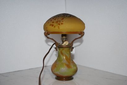 Émile GALLÉ (1846-1904) Lampe champignon en verre multicouche jaune et brun à décor...