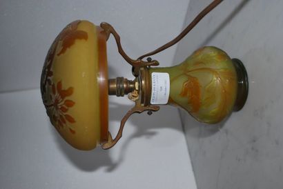 Émile GALLÉ (1846-1904) Lampe champignon en verre multicouche jaune et brun à décor...