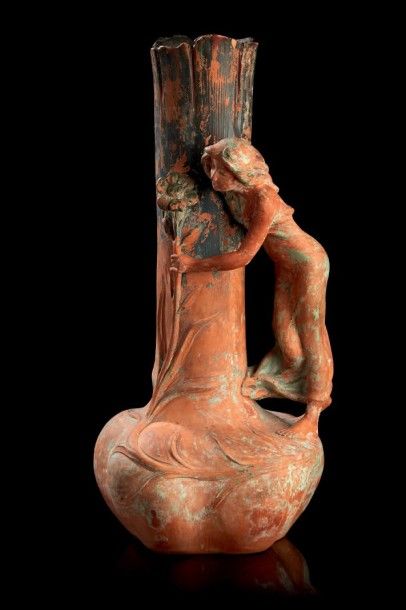 ARISTIDE DE RANIERI (1880-1914) Vase en terre cuite à long col représentant une femme...