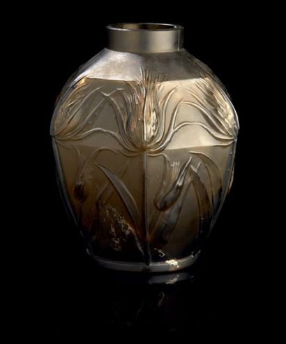 null Vase en verre fumé et moulé à décor de fleurs. Vers 1930.
H.: 18,5 cm. (petit...
