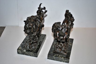 null Paire de groupes en bronze ciselé et patiné représentant un couple chevauchant,...