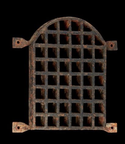 null Grille de porte en fer forgé.
Epoque XVIIIe siècle.
Dim.: 22 x 23 cm