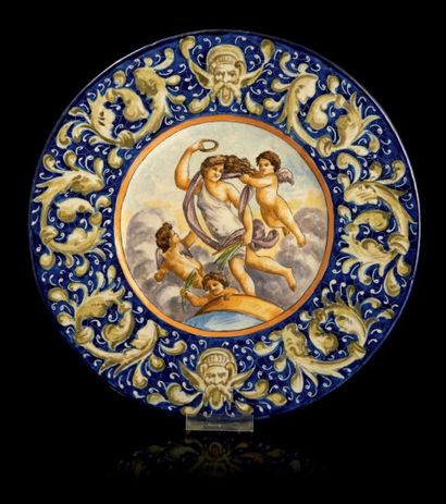 ITALIE Plat circulaire en faïence polychrome à scène antique.
Diam: 34,5 cm