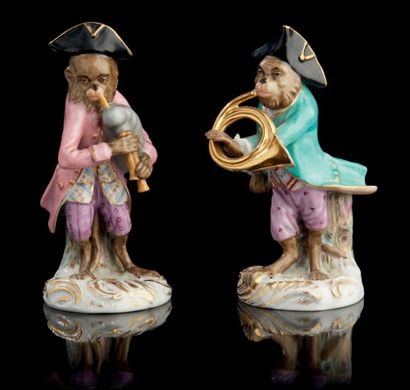 null Deux sujets en porcelaine polychrome figurant des singes jouant de la musique.
Marque...