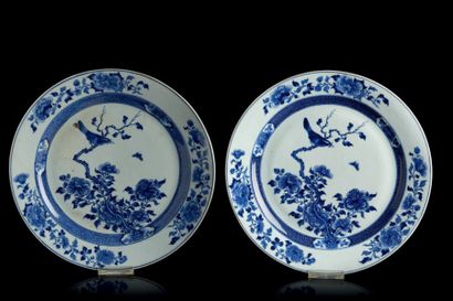 CHINE Paire de plats circulaires en porcelaine, décorés en bleu sous couverte de...
