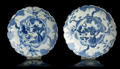 CHINE Paire de coupes en porcelaine à bordures contournées, décorées en bleu sous...