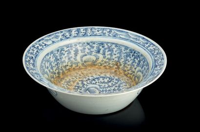 CHINE Plat creux circulaire en porcelaine à décor floral bleu et blanc.
XXe siècle.
Diam:...