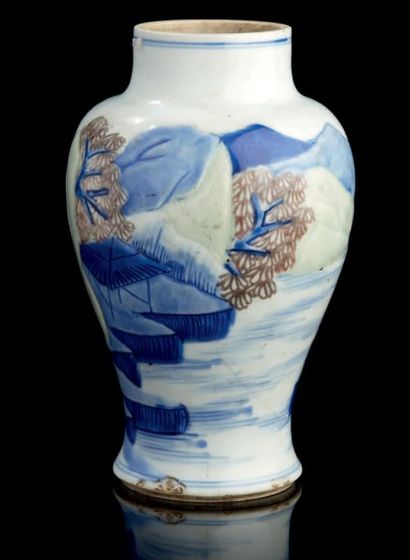 CHINE Petit vase de forme balustre décoré en bleu sous couverte, rouge de cuivre...