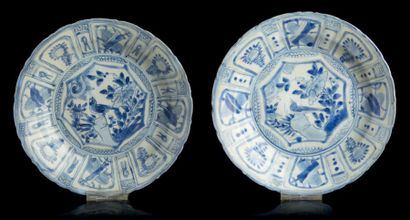 CHINE Paire de coupes en porcelaine de forme ronde à bordures contournées, décorées...