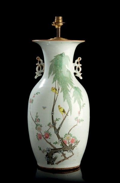 CHINE Vase en porcelaine de forme balustre, les anses ajourées, décoré en émaux de...
