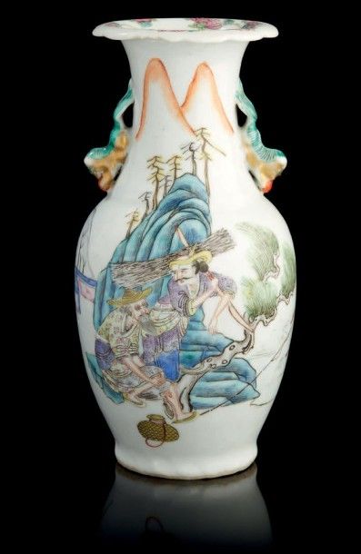 CHINE Petit vase en porcelaine de forme balustre décoré en émaux de la famille rose...