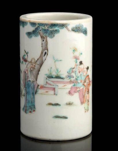 CHINE Petit porte-pinceaux cylindrique décoré en émaux de la famille rose de personnages...
