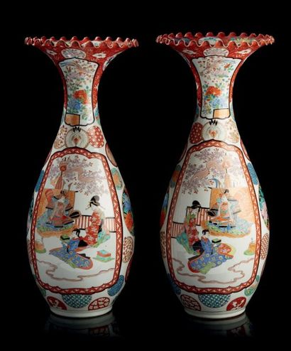 JAPON Paire de vases cornet en porcelaine, décorés en polychromie de scènes animées...