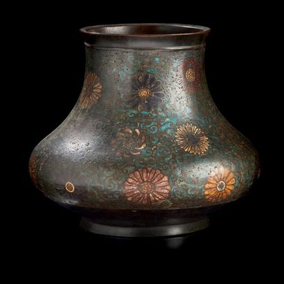 JAPON Paire de vases de forme balustre à panses aplaties en bronze cloisonné à motif...