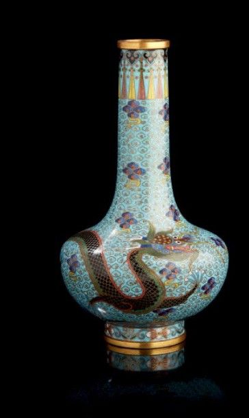 CHINE Petit vase à long col étroit en bronze cloisoné, à fond bleu turquoise, décoré...