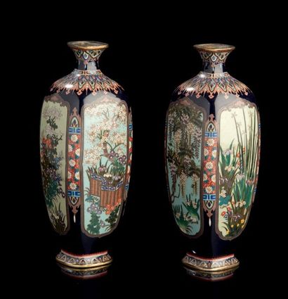 JAPON Paire de petits vases quadrangulaires en bronze cloisonné à fond noir, décorés...