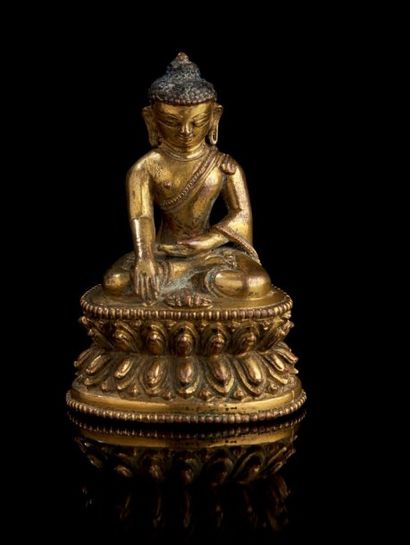 null Art sino-tibétain
Rare petit Bouddha en bronze ciselé et doré, assis en position...