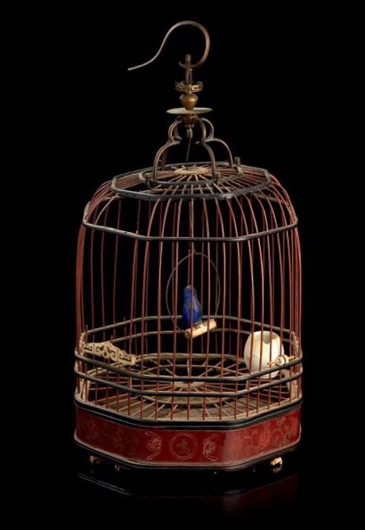 CHINE Cage à oiseau octogonale en bois et fer. La base à motifs de chauves-souris,...