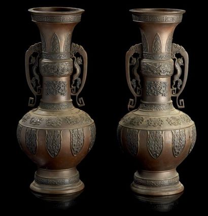CHINE Paire de vases de forme balustre en bronze, les anses ajourées à motifs de...