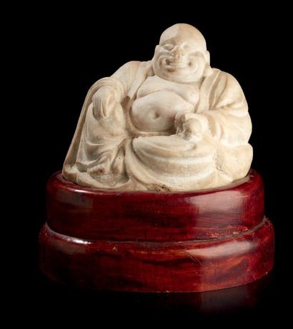 null Bouddha en marbre sculpté sur socle en bois.
Dim.: 20 x 27 cm (sans le socl...
