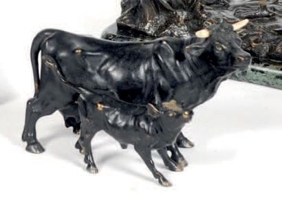 ECOLE FRANCAISE Vache et son veau.
Bronze à patine noire, avec les cornes en os.
Long.:...