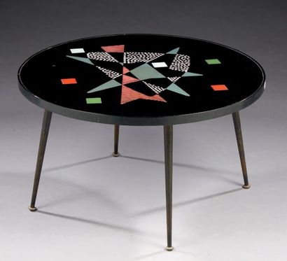 TRAVAIL 1960 
Table basse circulaire, plateau à décor géométrique.
H: 41 cm - Diam.:...