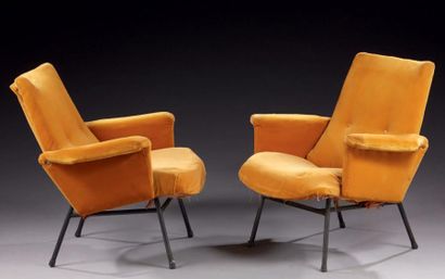 Pierre GUARICHE (1926-1995) 
Paire de fauteuils "SK660", piètement métallique laqué,...