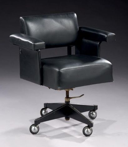 VELGANO 
Fauteuil de bureau à structure métallique gainée de skaï.
H.: 85 cm - L.:...