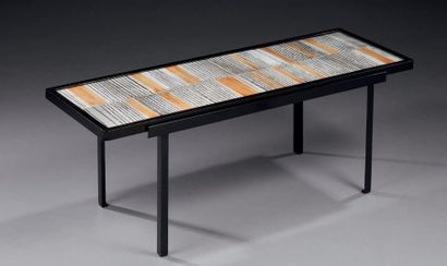 MADO JOLAIN (née en 1921) 
Table basse, structure en métal, céramique émaillée orange,...