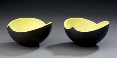 POL CHAMBOST (1906-1983) 
Paire de coupelles en céramique émaillée noire et jaune....