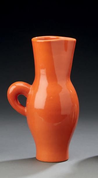 POL CHAMBOST (1906-1983) 
Pichet en céramique émaillée orange.
H.: 25 cm - L.: 14...