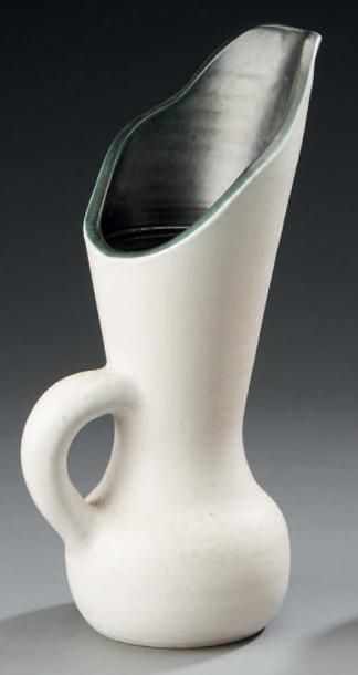 POL CHAMBOST (1906-1983) 
Pichet "898A" en céramique émaillée blanche et noire.
Circa...
