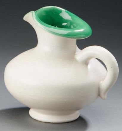 *Pol CHAMBOST (1906-1983) 
Pichet "834" en céramique émaillée blanche et verte, signé....