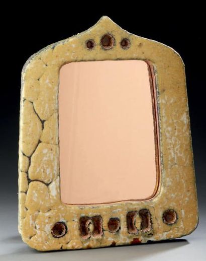 JULIETTE DEREL (1918-2007) 
Miroir en céramique émaillée craquelée ocre à décor estampé...