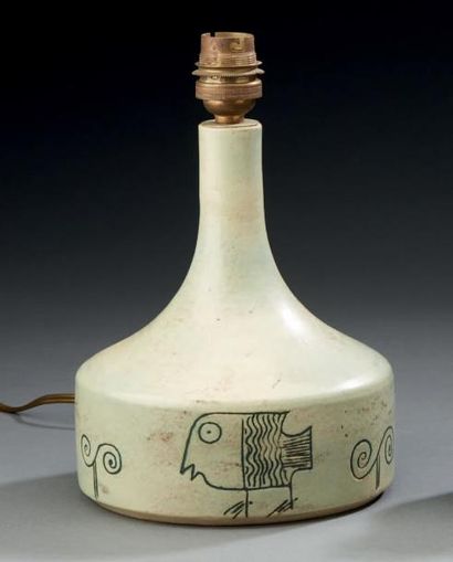 JACQUES BLIN (1920-1995) 
Lampe en céramique émaillée blanc-vert à décor d'animaux...