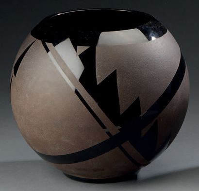 TRAVAIL 1930 
Vase boule en verre noir à décor géométrique dégagé à l'acide.
H.:...