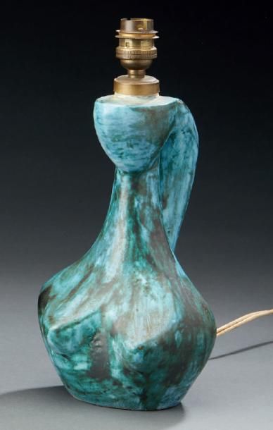 JACQUES BLIN (1920-1995) 
Lampe anthropomorphe en céramique émaillée bleu-vert
Circa...