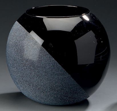 TRAVAIL 1930 
Vase boule en verre noir à décor géométrique granité.
H.: 22 cm