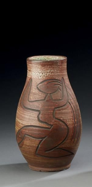ACCOLAY 
Vase en céramique émaillée à décor scarifié.
H.: 23 cm