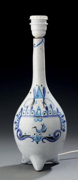 ROGER CAPRON (1922-2006) 
Lampe en céramique émaillée blanche à décor bleu.
H.: 39...