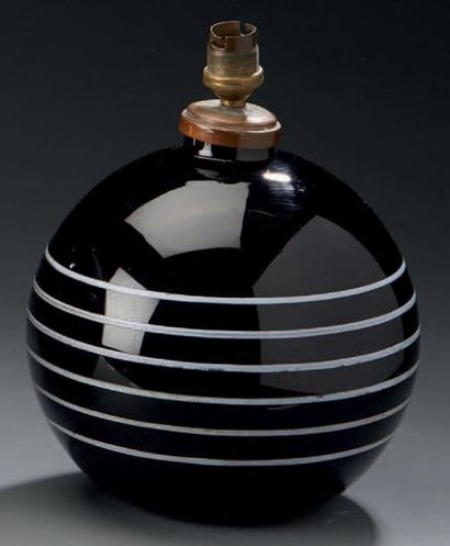*Jacques ADNET (attribué à) 
Pied de lampe en opaline noire, décors de cercles blancs.
H.:...