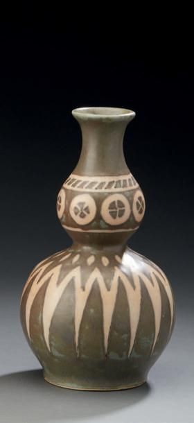 ODDETA 
Vase en céramique émaillée à décor géométrique, signé.
H.: 25 cm