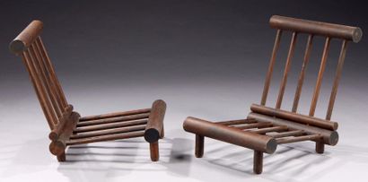 TRAVAIL FRANÇAIS 
Paire de fauteuils démontables en bois massif utilisés dans les...