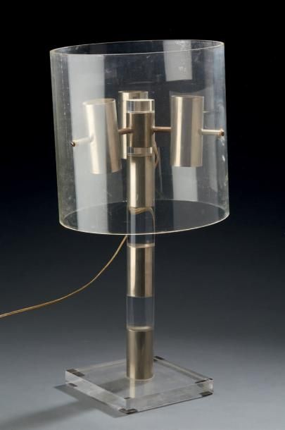 TRAVAIL 1970 
Lampe à structure en plexiglas et métal.
H.: 62 cm